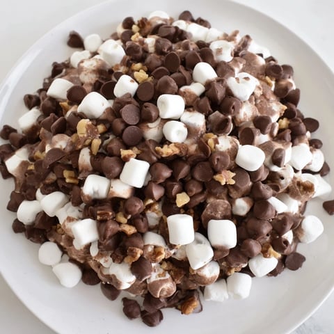Warm and gooey chocolate chips and mini marshmallows heap, a quick dessert ready in minutes.