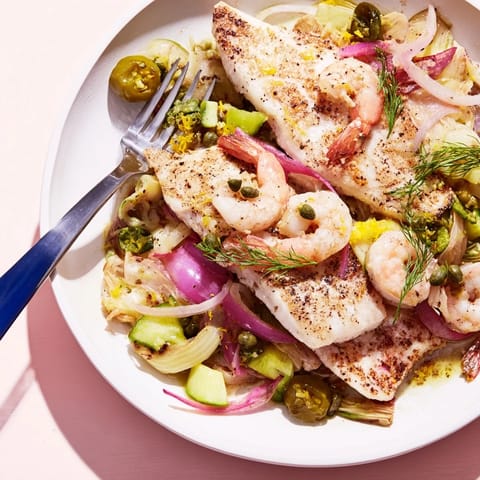 This colorful Plongeons dans l'Océan Poisson Bleu features perfectly cooked fish and tender shrimp, ready to enjoy.